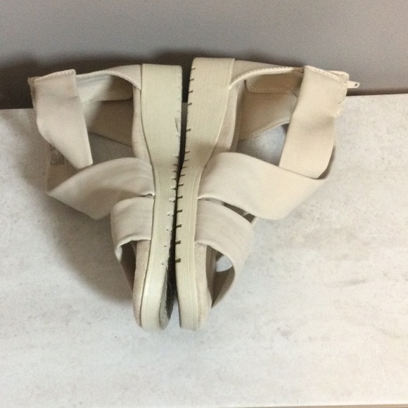9 Earth Spirit cream strappy zipper back sandals - Picture 6 of 9